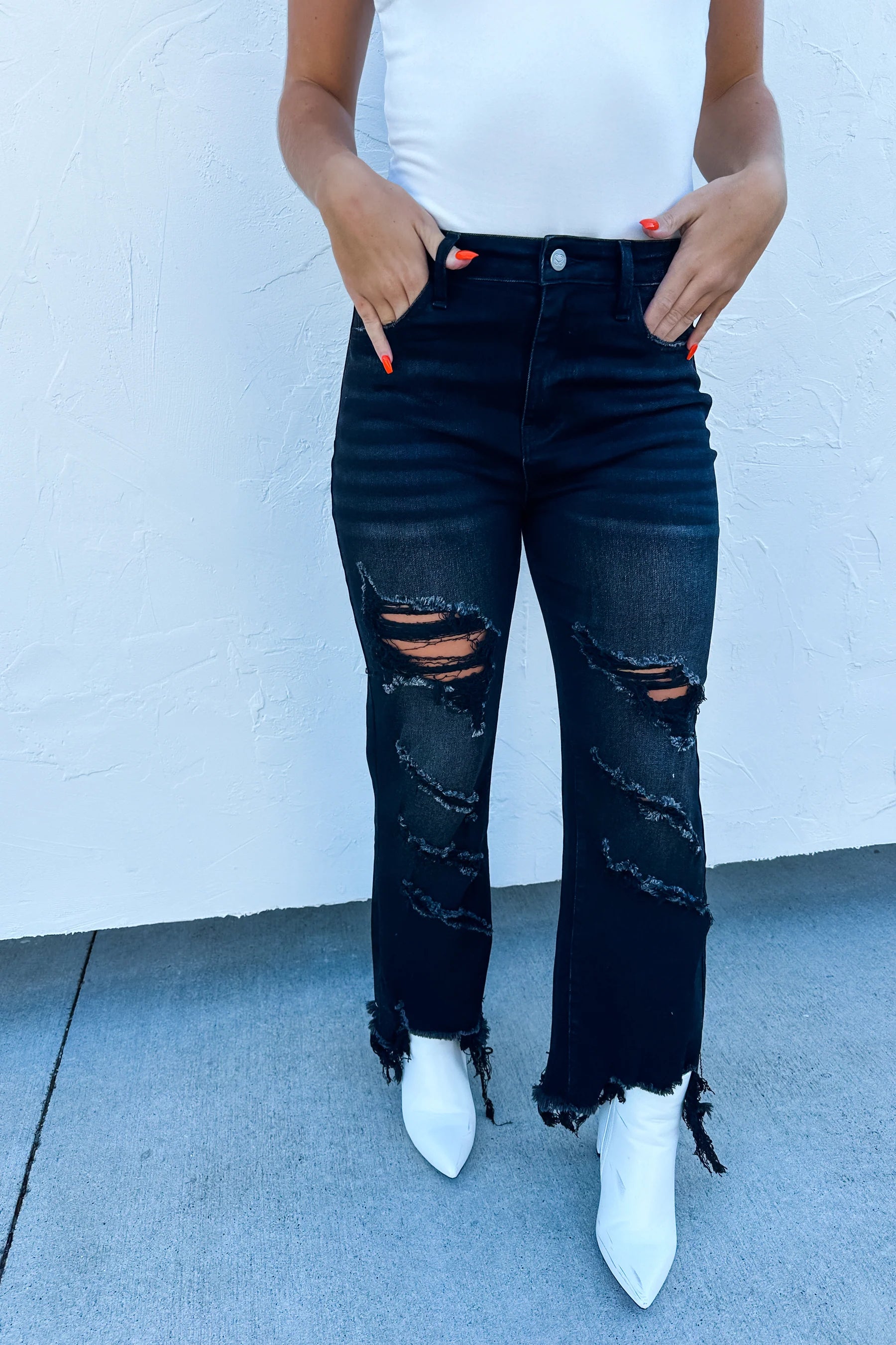 BLACK URBAN DISTRESSED CROP JEAN