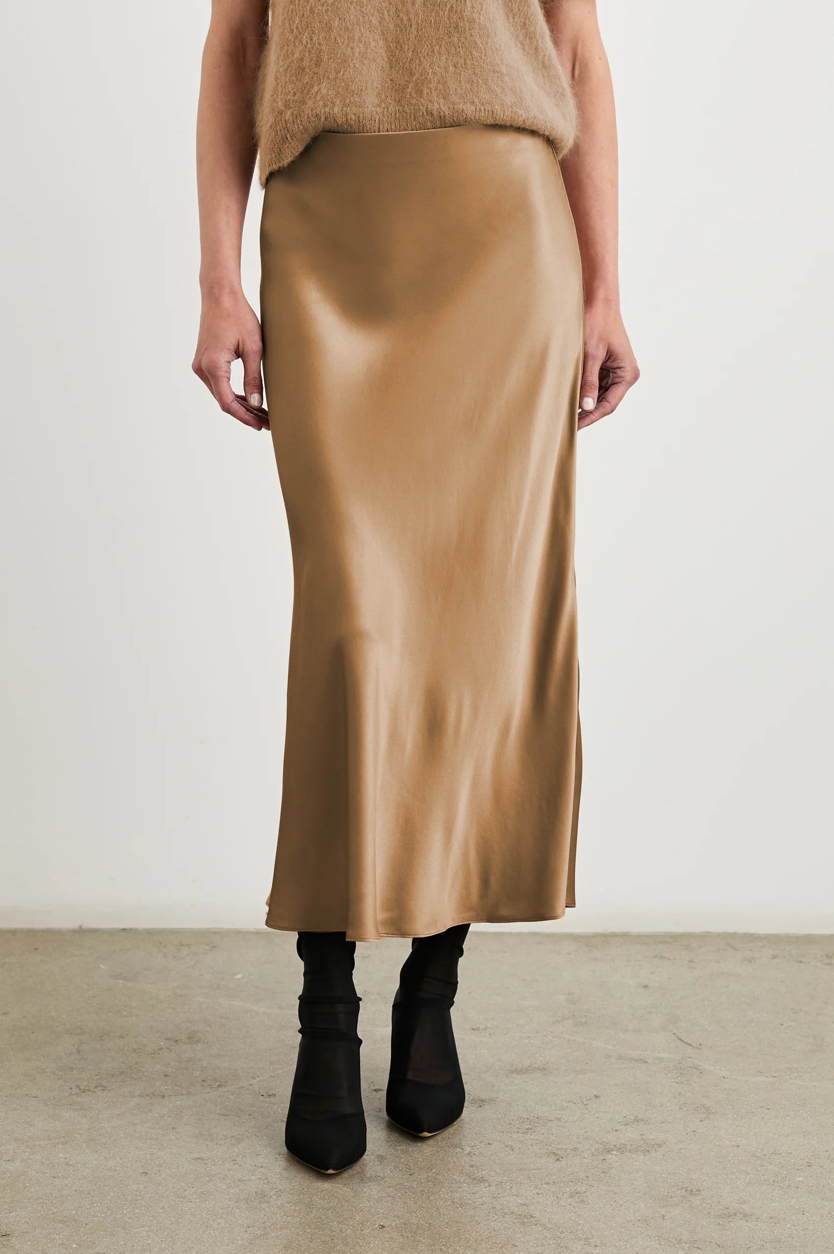 Anya Skirt ~ Camel pleated skirt texture